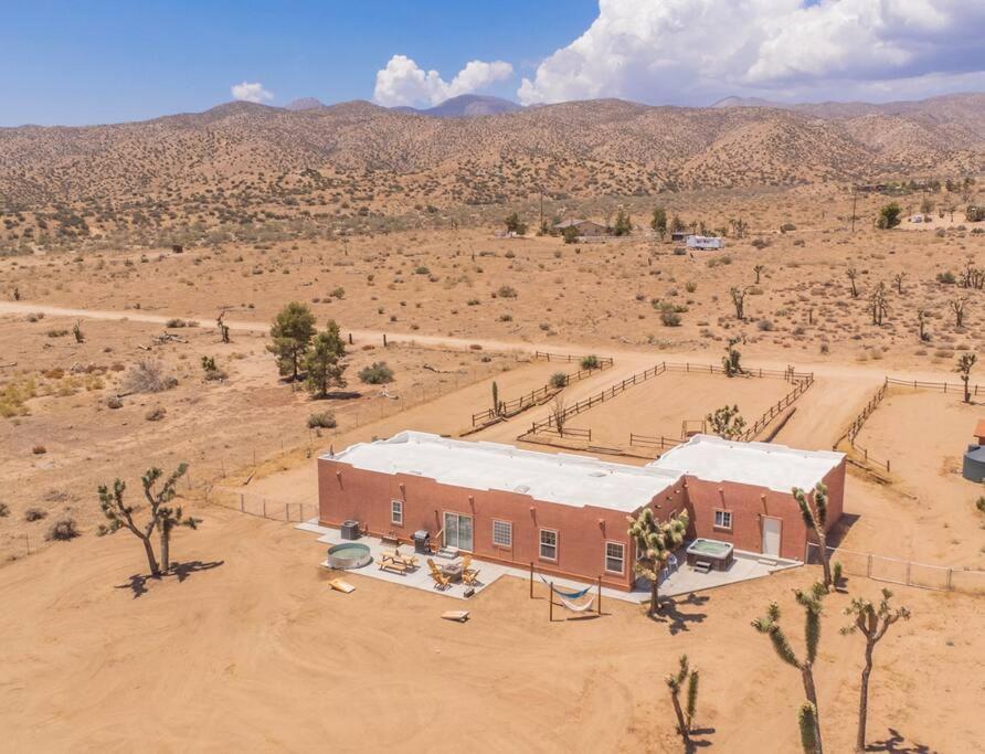 Near Pappy & Harriet'S + Rimrock Ranch W/ Hot Tub Villa Pioneertown Exteriör bild