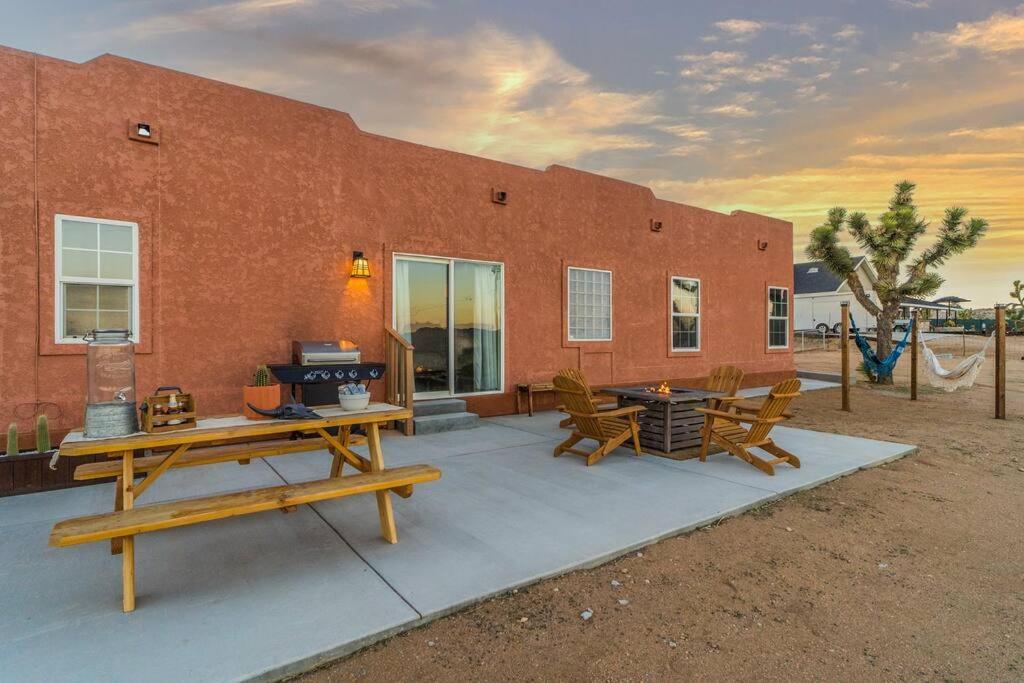 Near Pappy & Harriet'S + Rimrock Ranch W/ Hot Tub Villa Pioneertown Exteriör bild